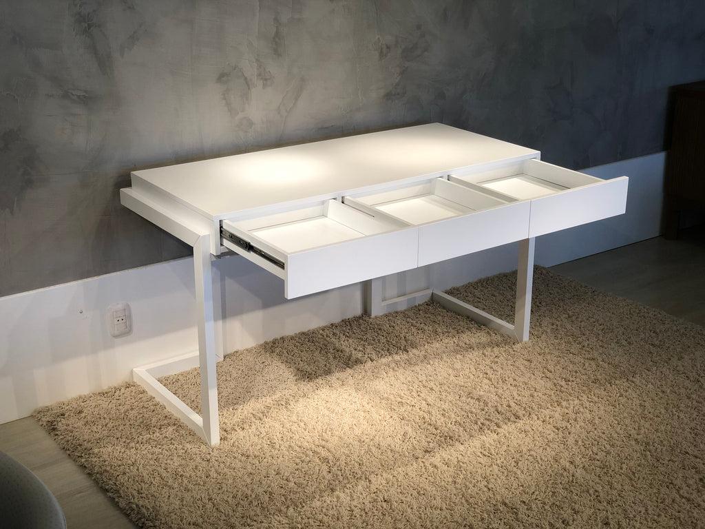 CONTEMPORARY WRITING DESK IN A TEXTURED MATTE WHITE FINISH