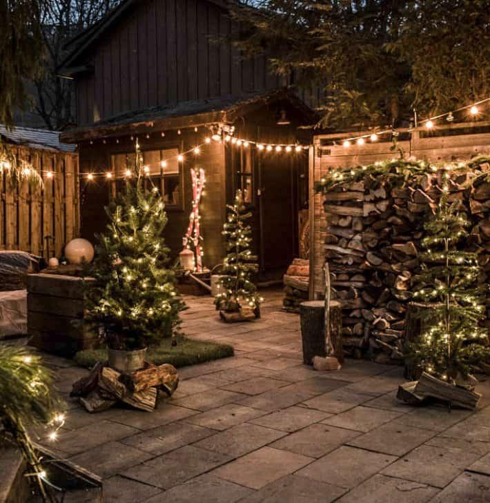 A Winter Wonderland Outdoors: Enchanting Christmas Garden Decor